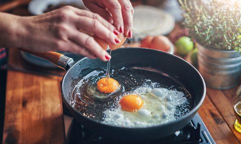 the best cast iron cookware for nonstick efficiency woman making eggs