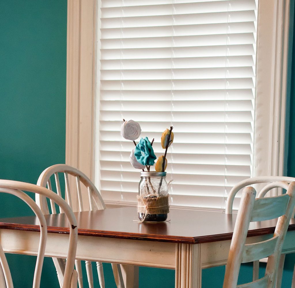 Light dining room with blinds