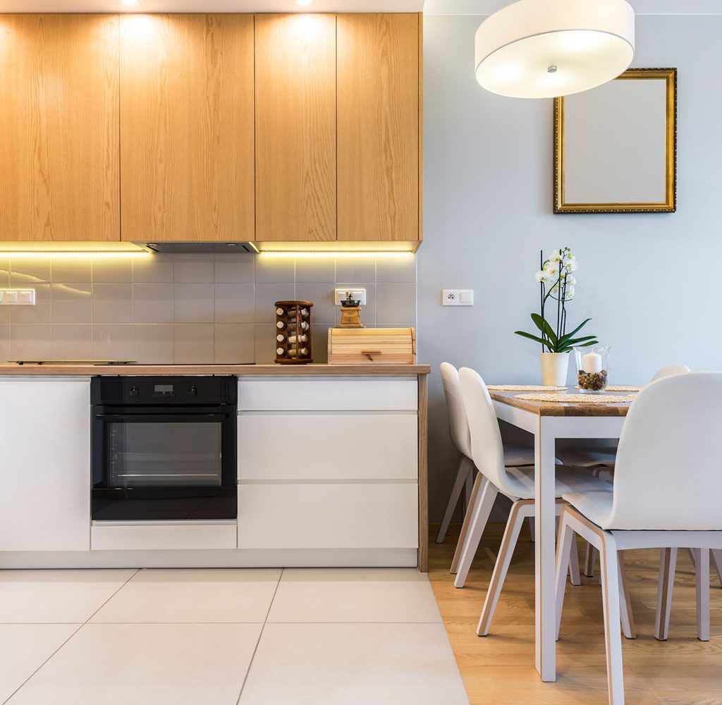 Above-cabinet lighting in kitchen