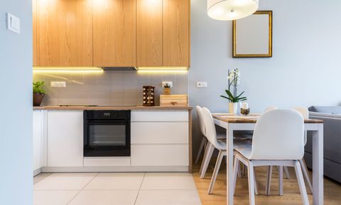 Above-cabinet lighting in kitchen