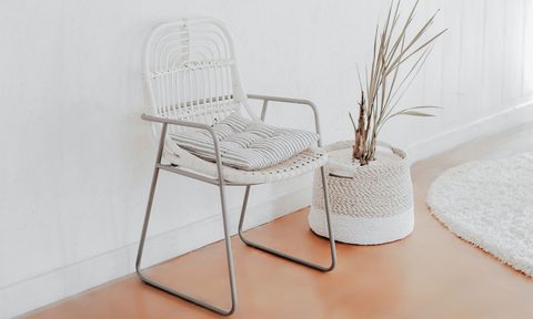 18 useful decorating tips for your hallway white chair and plant