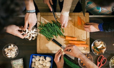 people prepping food
