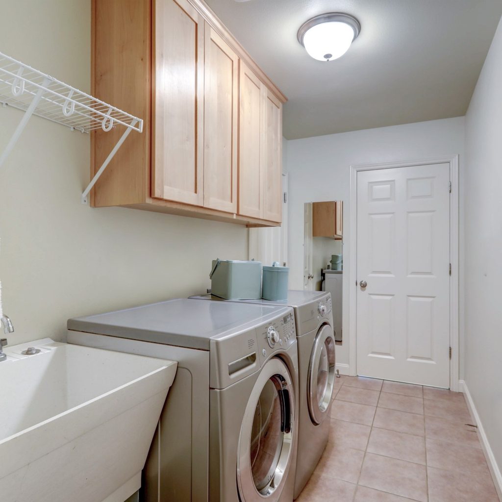 Laundry room with tiles
