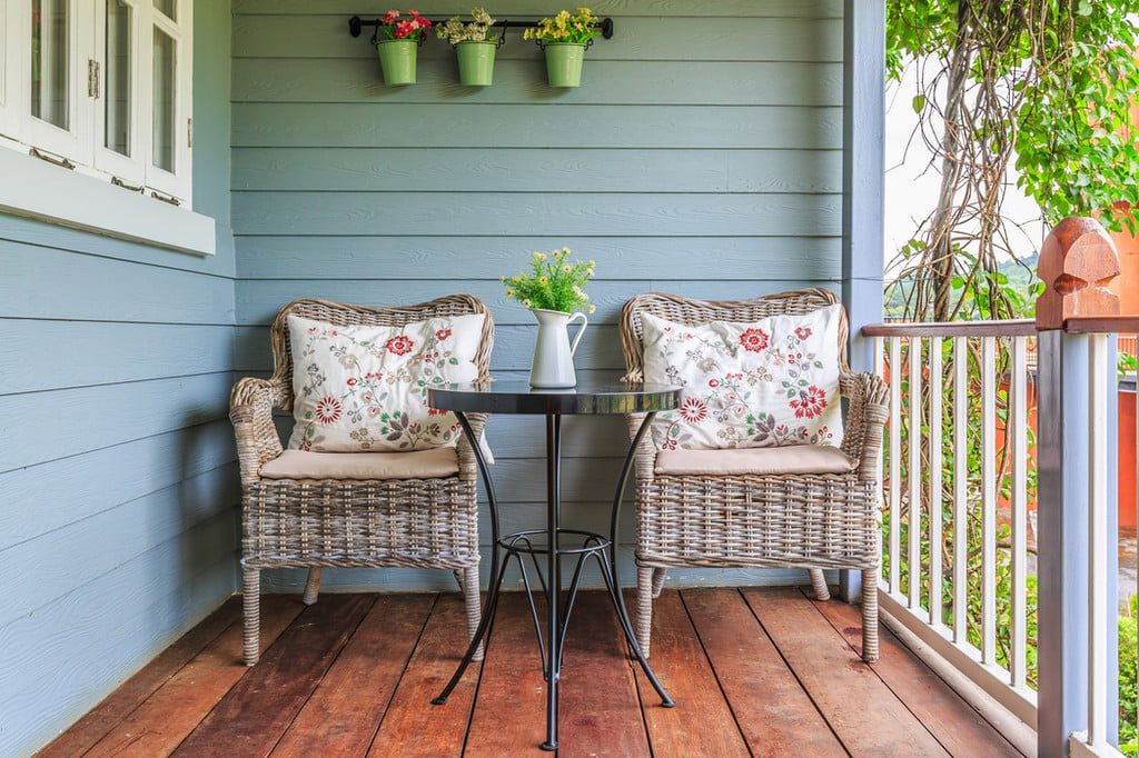 patio with wood stained floor and side table with chairs