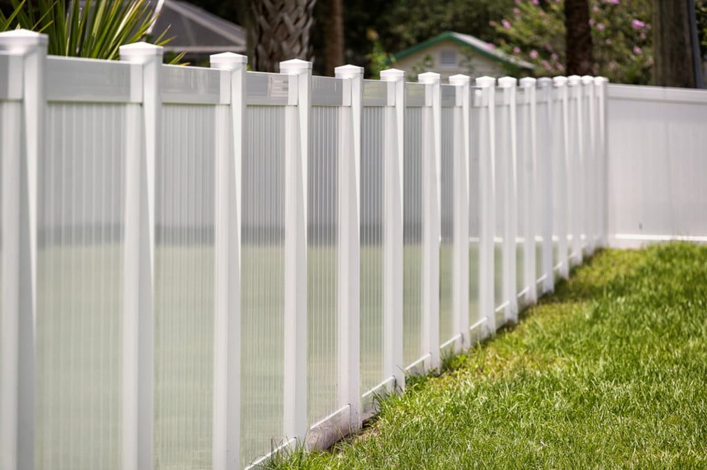 Privacy vinyl fence