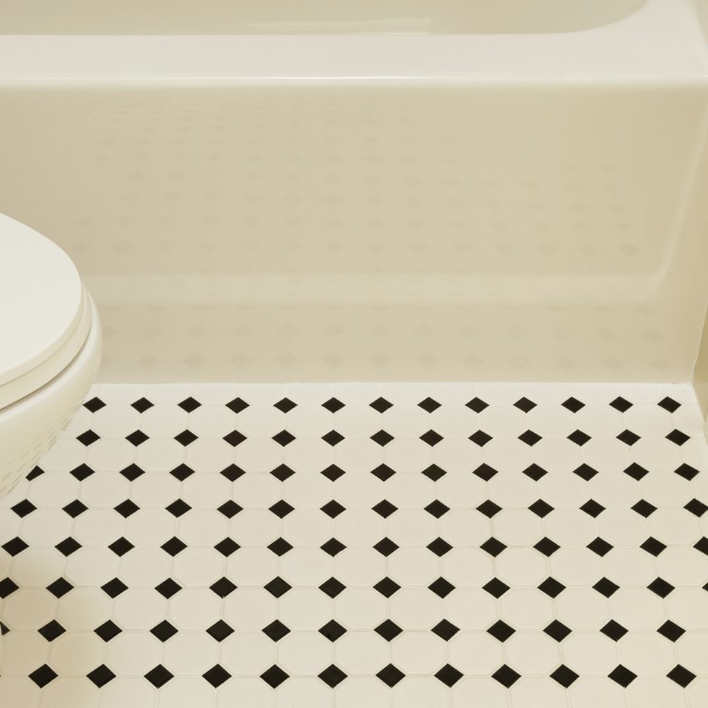 Vinyl floor covering in a bathroom
