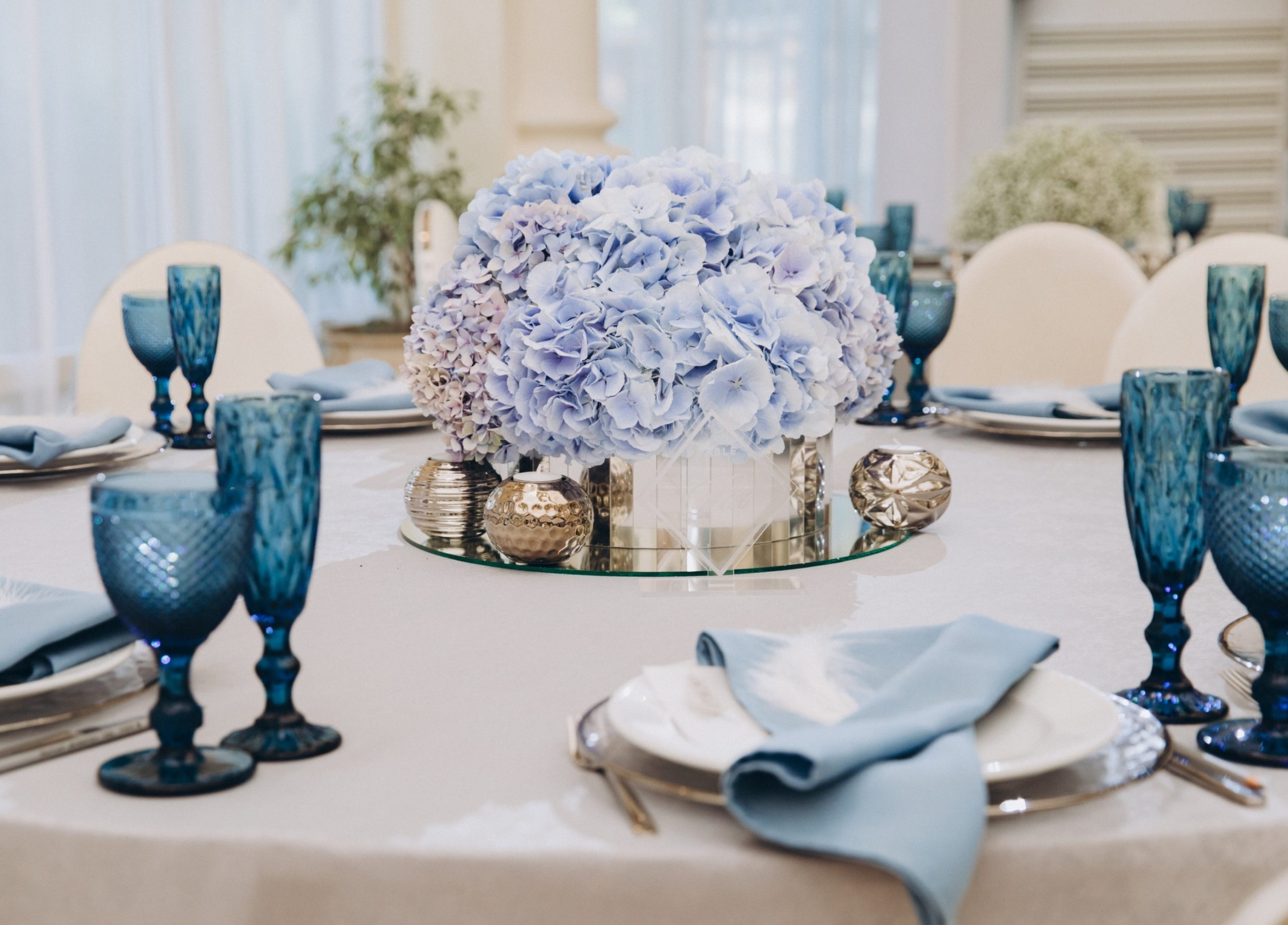 blue and white dining table decor