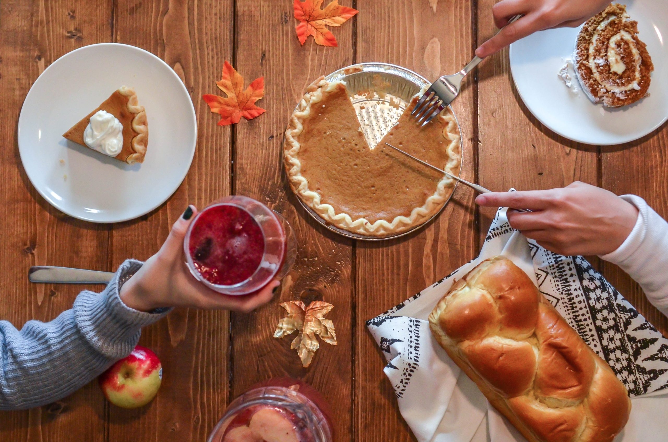 thanksgiving table with pie and fall leaves
