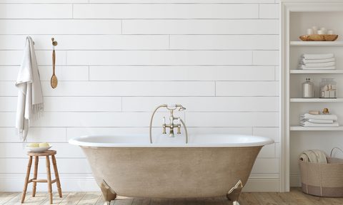 clawfoot tub in bathroom