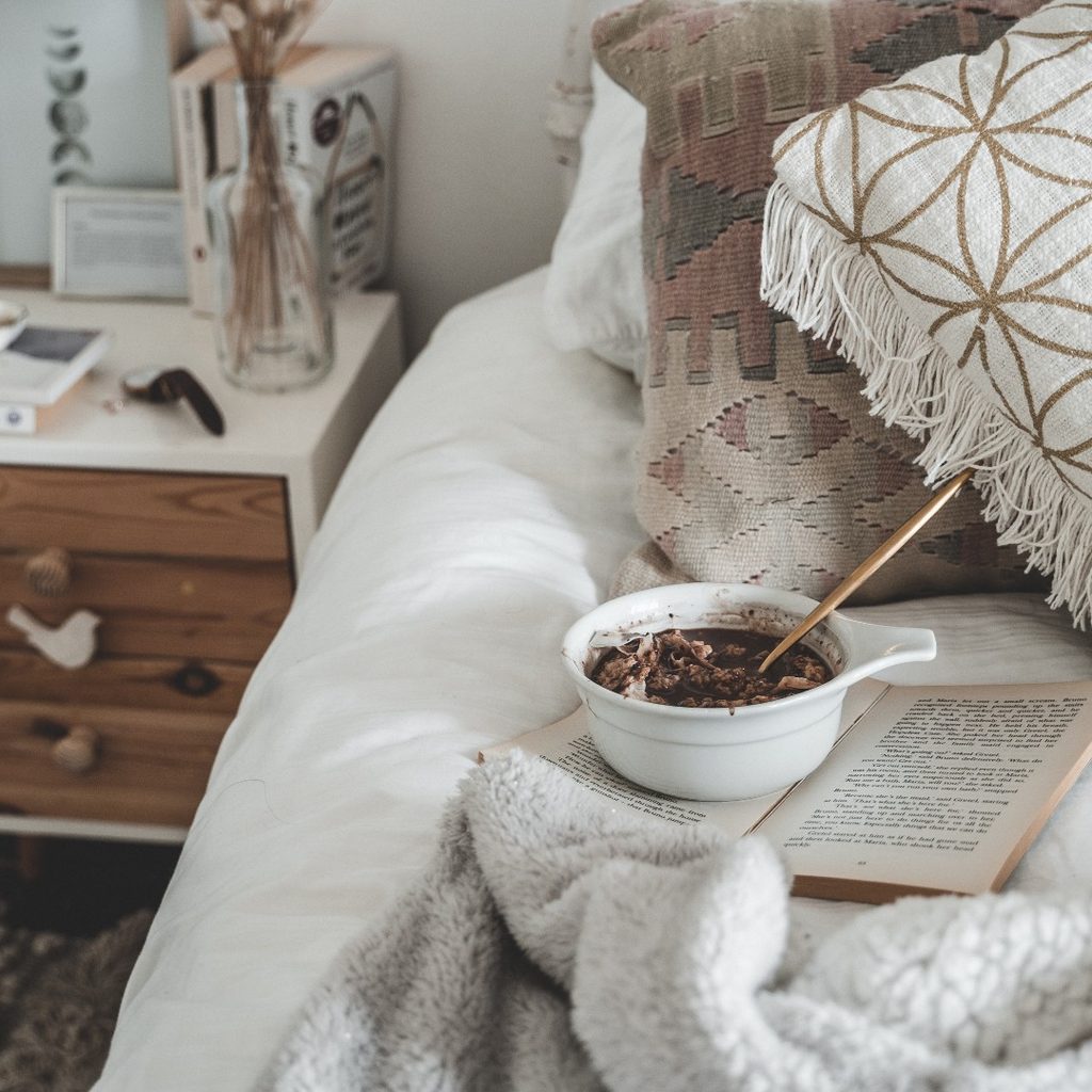 bedroom-with-neutral-decor