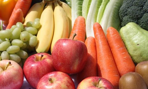 fruits and vegetables grouped together
