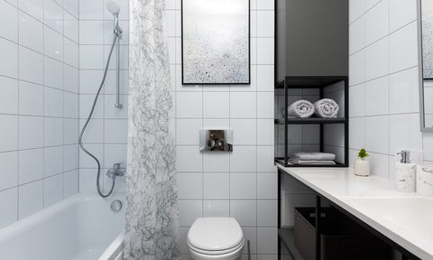 A beautiful and cleanly decorated bathroom.