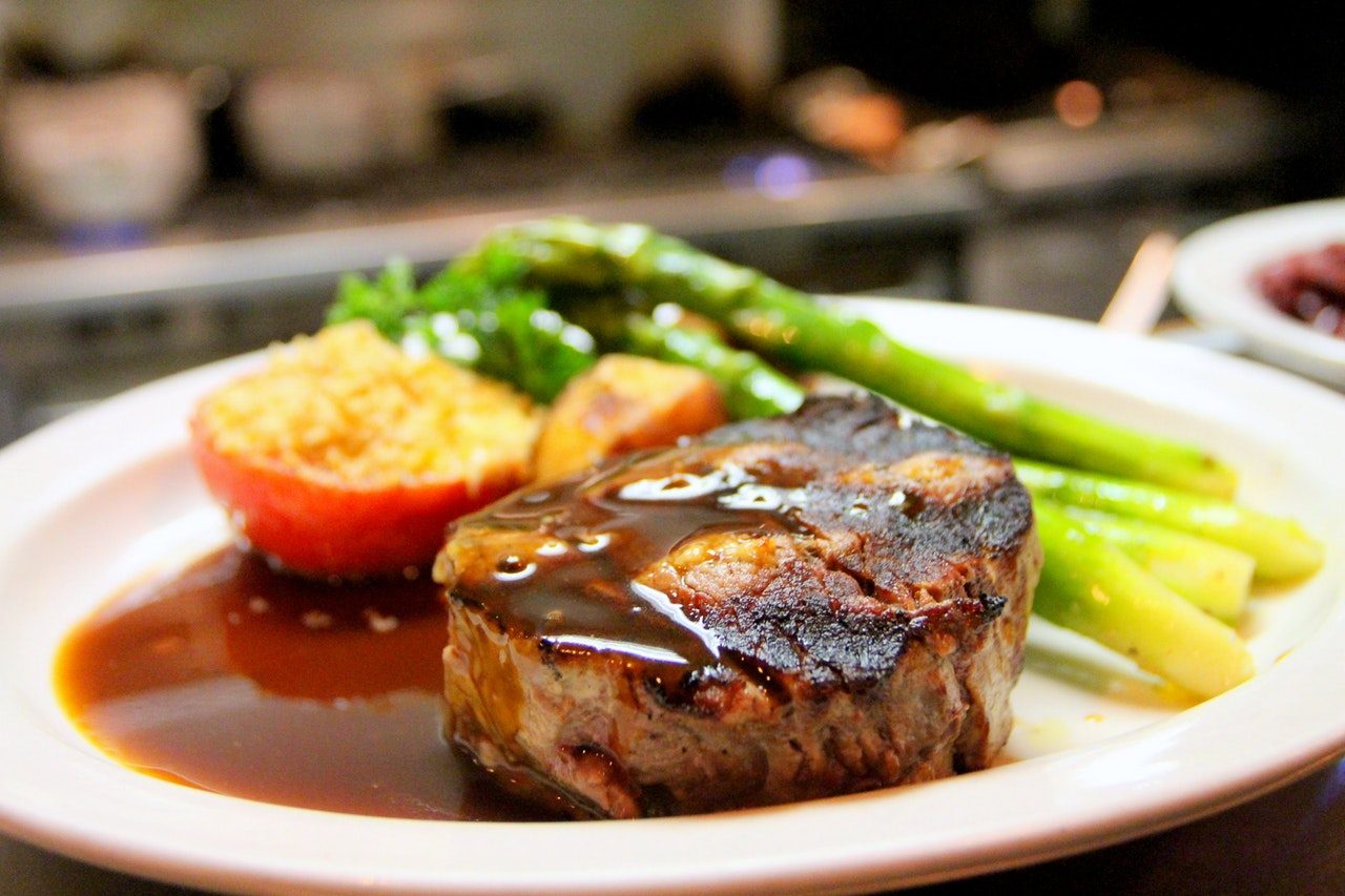 grilled steak with asparagus and gravy