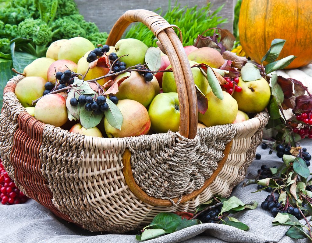 Green apples basket centerpiece