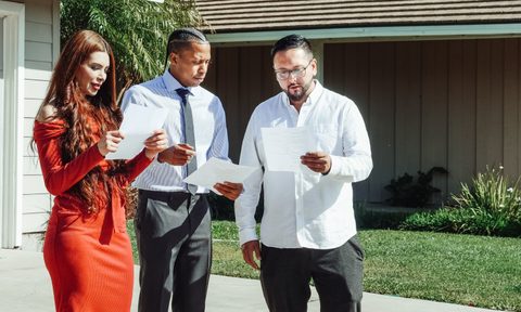 People purchasing a house