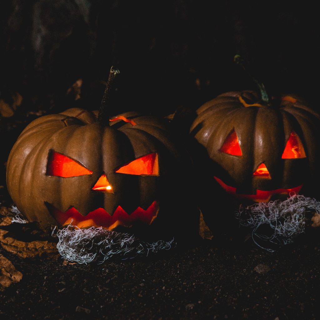 Two jack-o-lanterns side by side