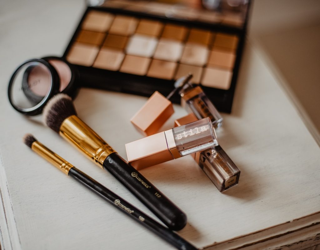 minimal makeup collection eyeshadows and brushes