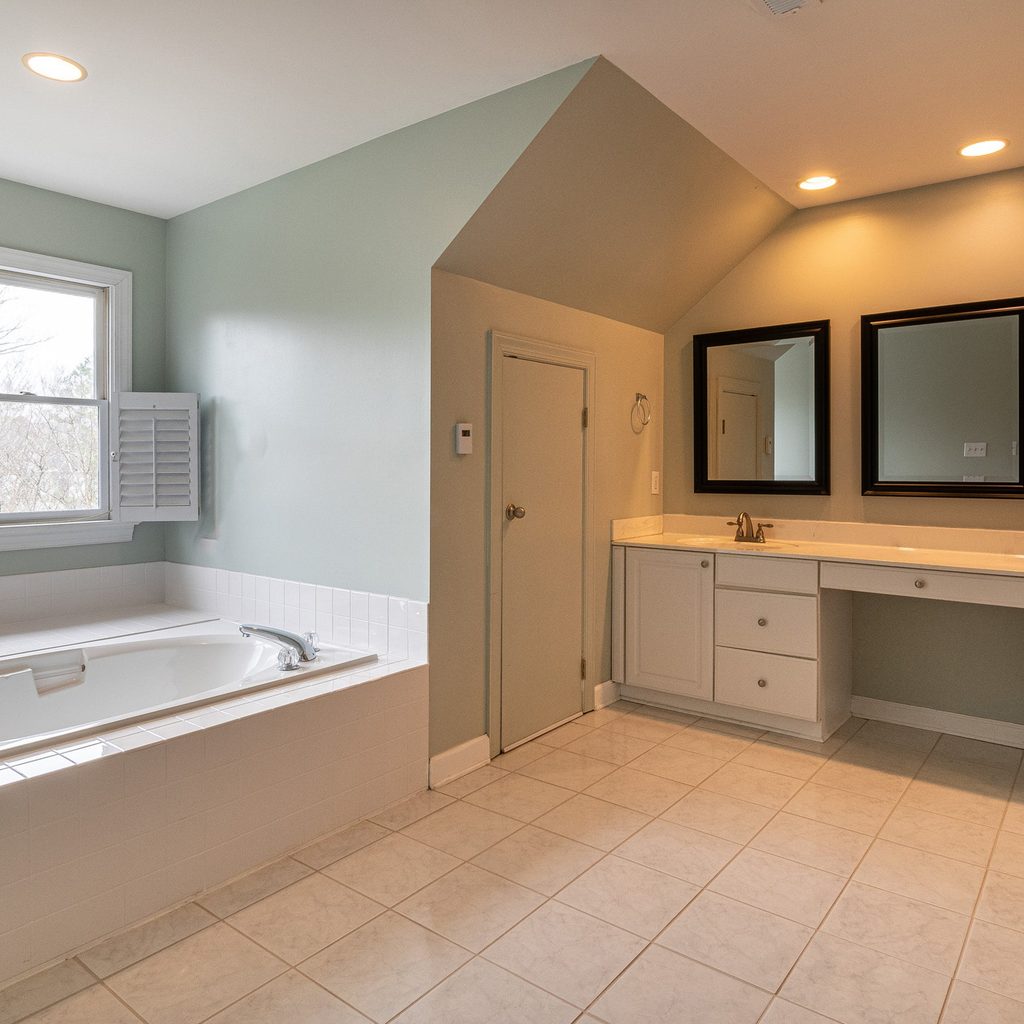 bathroom-vanity-mirrors-bathtub