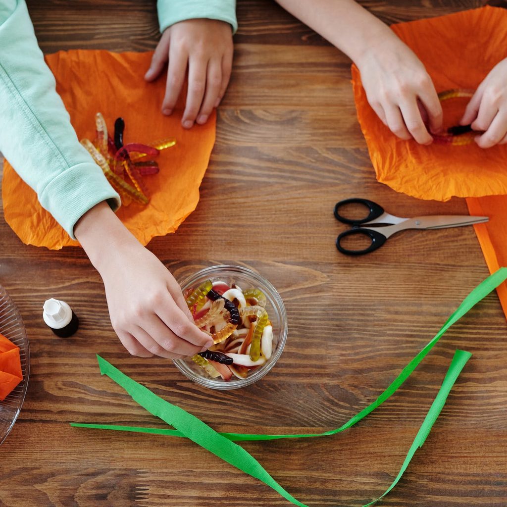 Halloween craft for kids with paper pumpkins