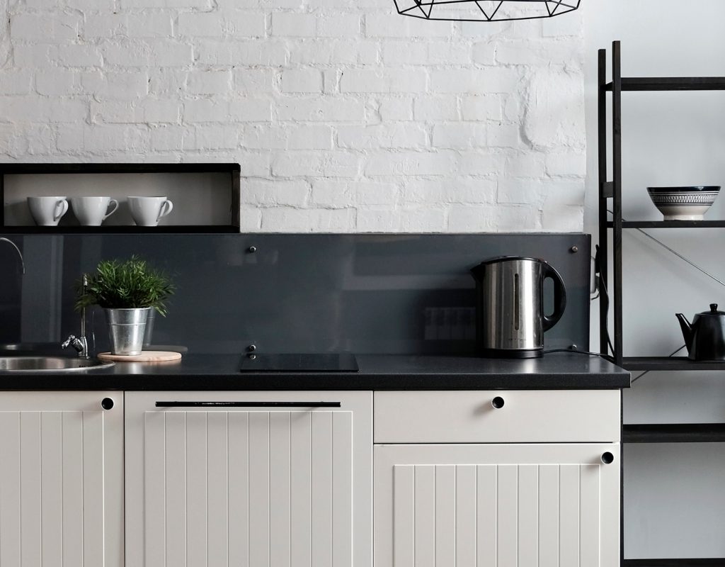 black accent colors on kitchen counter and cabinets