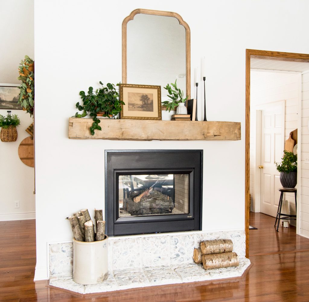 Floating mantle with plants.