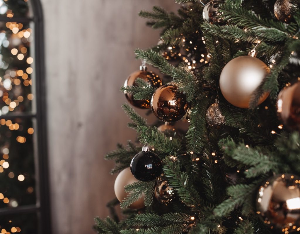 christmas tree with neutral gold and copper decor