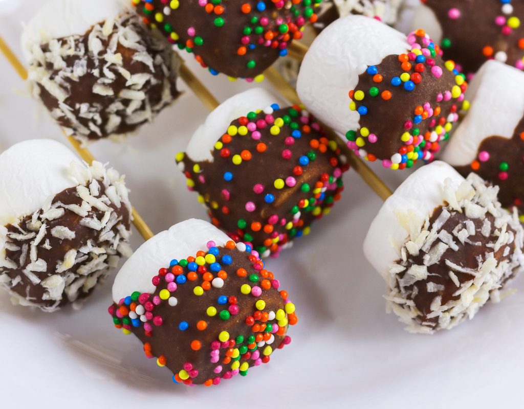 Chocolate-dipped marshmallow pops