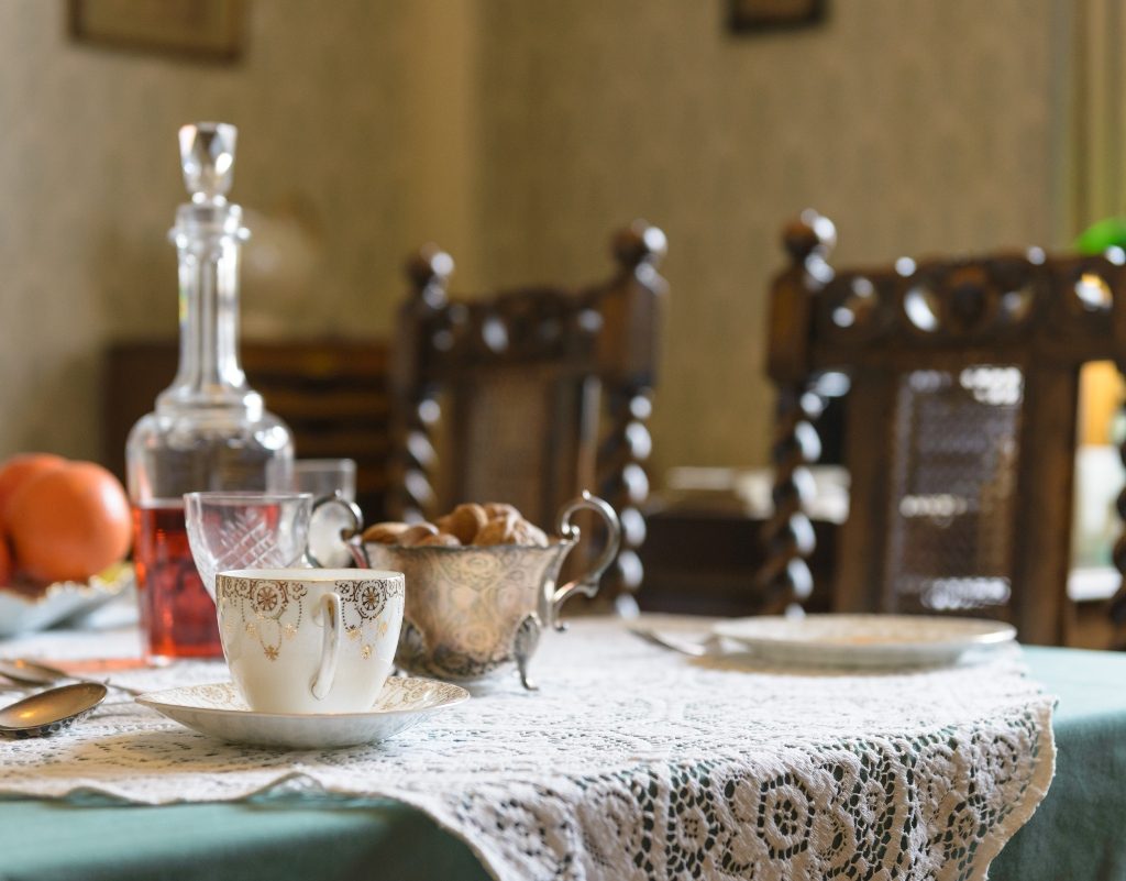 lace dining table cloth with traditional decor