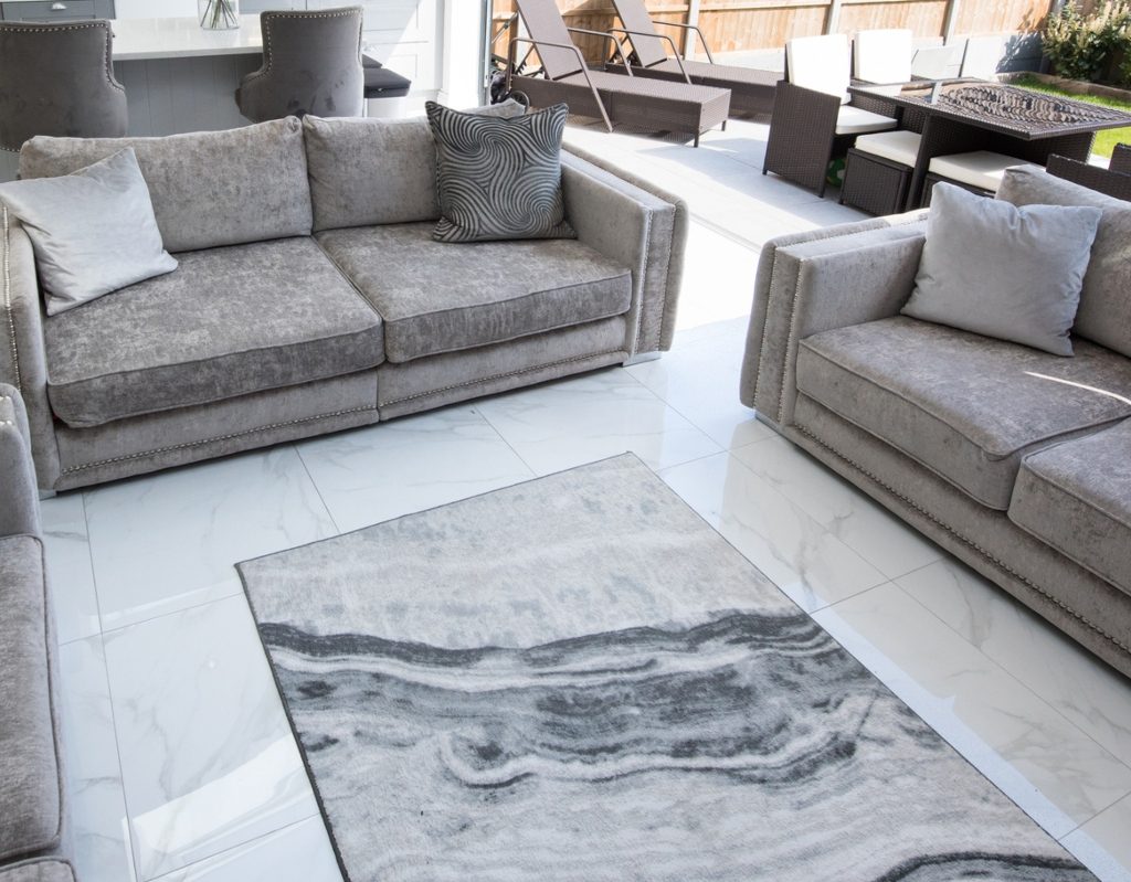 marble patterned rug in modern living room
