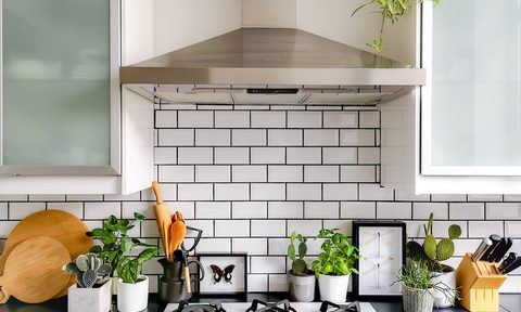 how to tile kitchen backsplash shutterstock 1455082490
