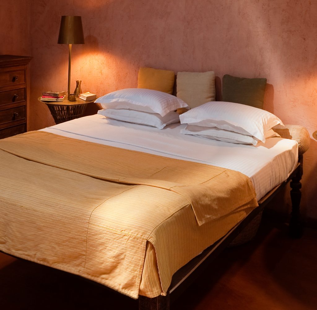 Bedroom decorated in terracotta