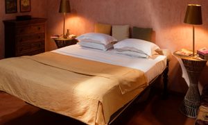 Bedroom decorated in terracotta