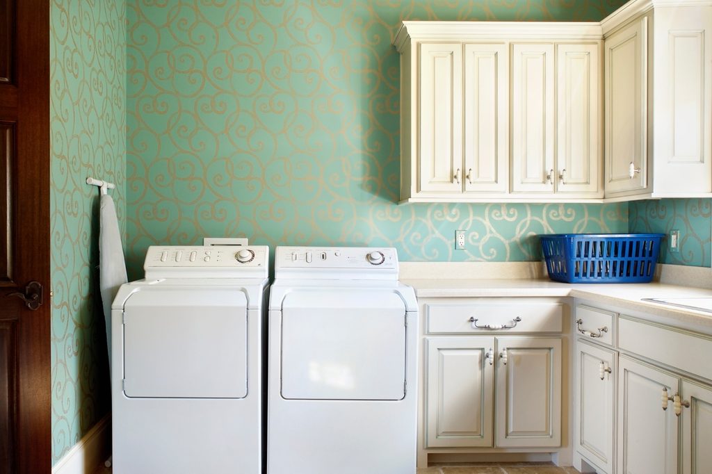 Laundry room with mint wallpaper