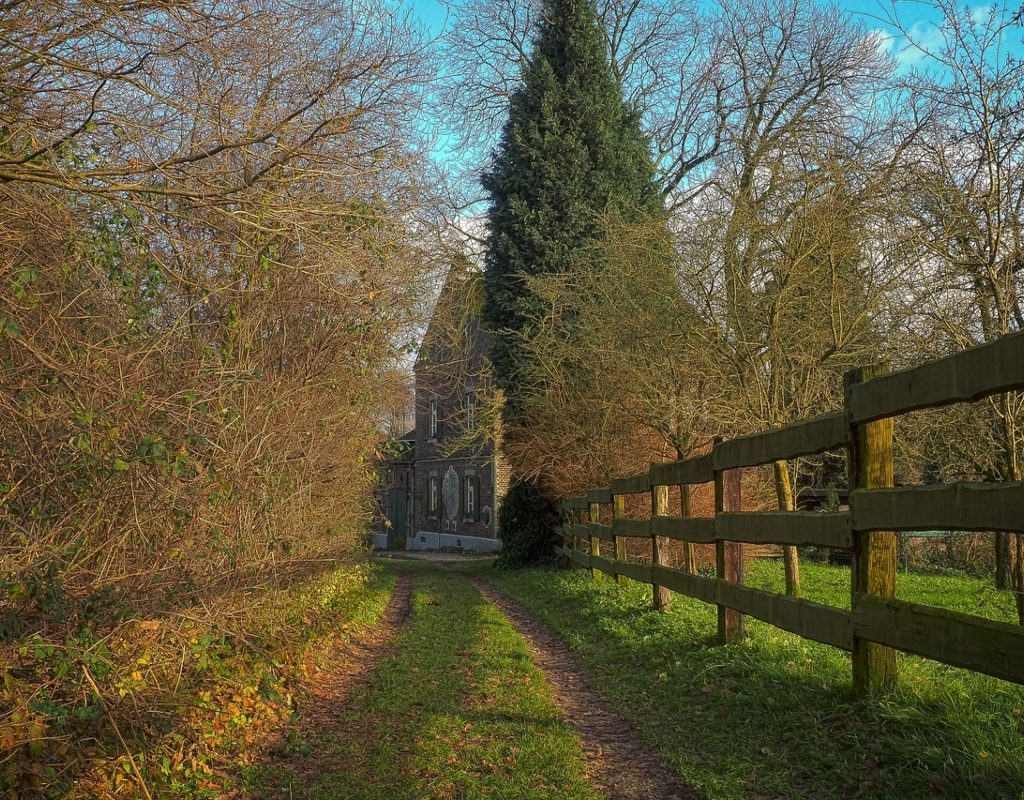 Farmhouse fence in a front yard