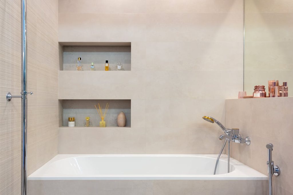 Bathtub with two large shower niches