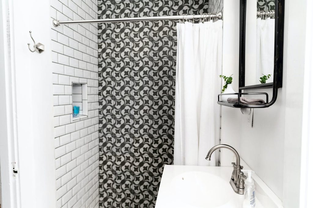 patterned shower with tiled shower niche
