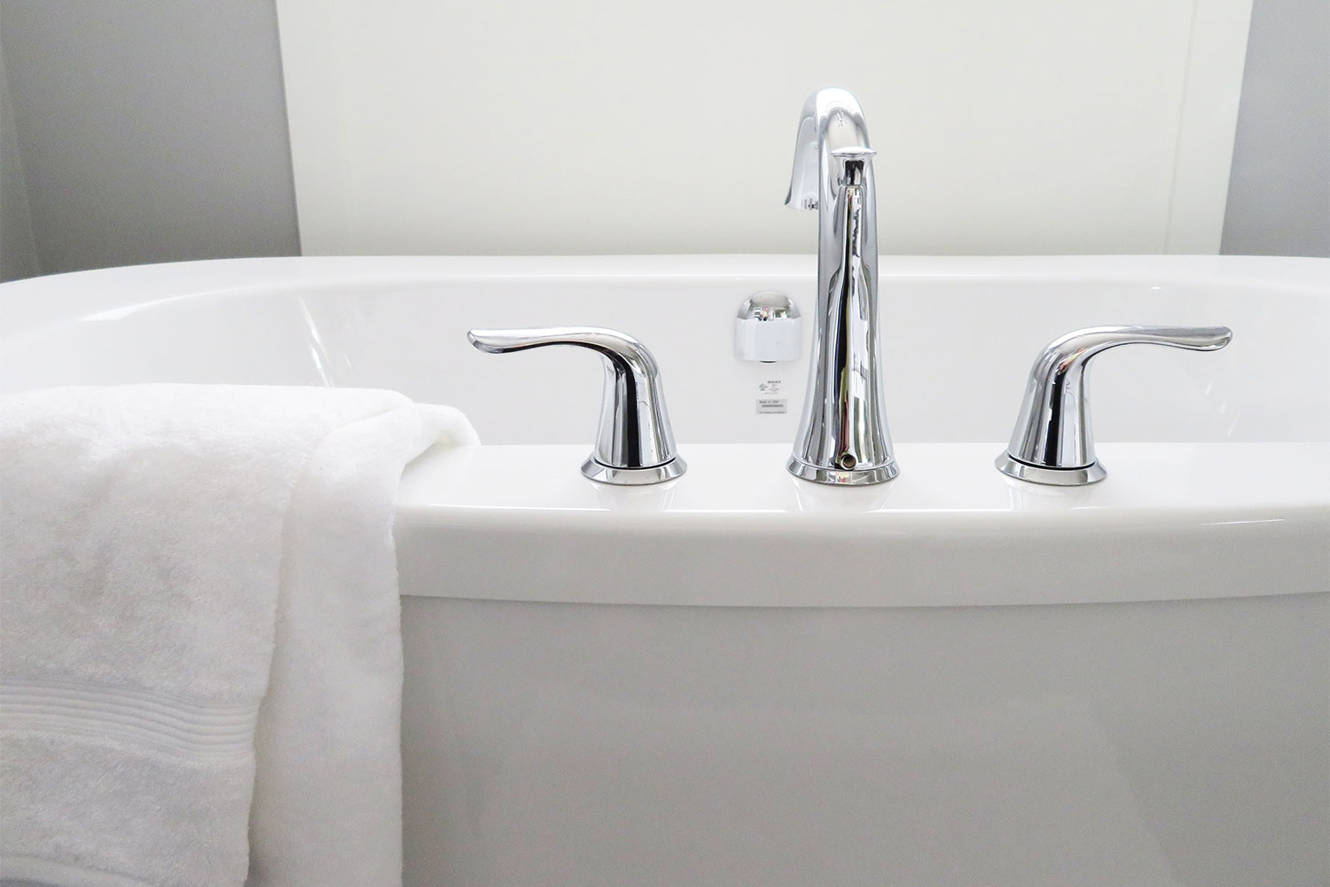 white towel and bath