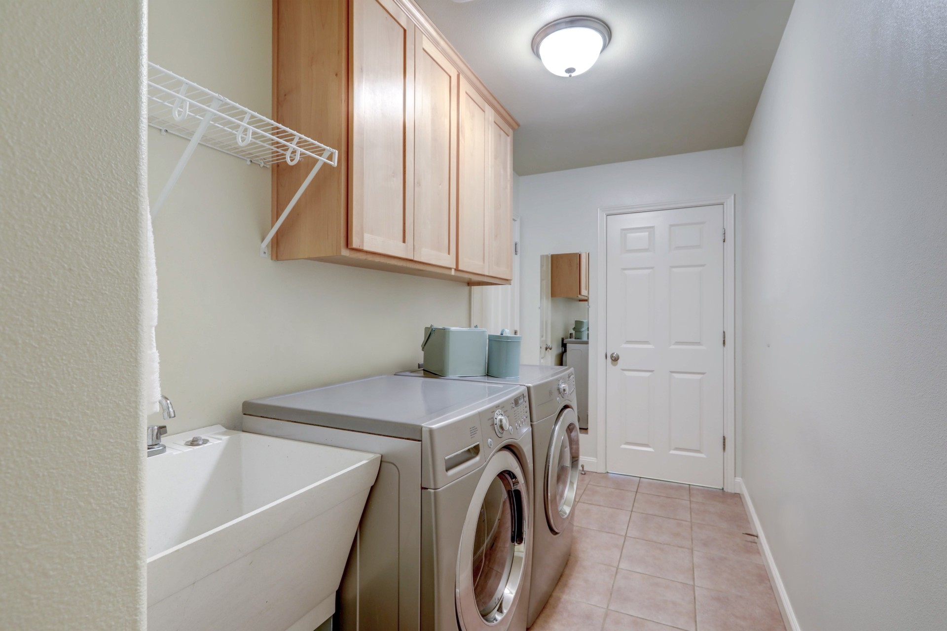 Laundry room with tiles