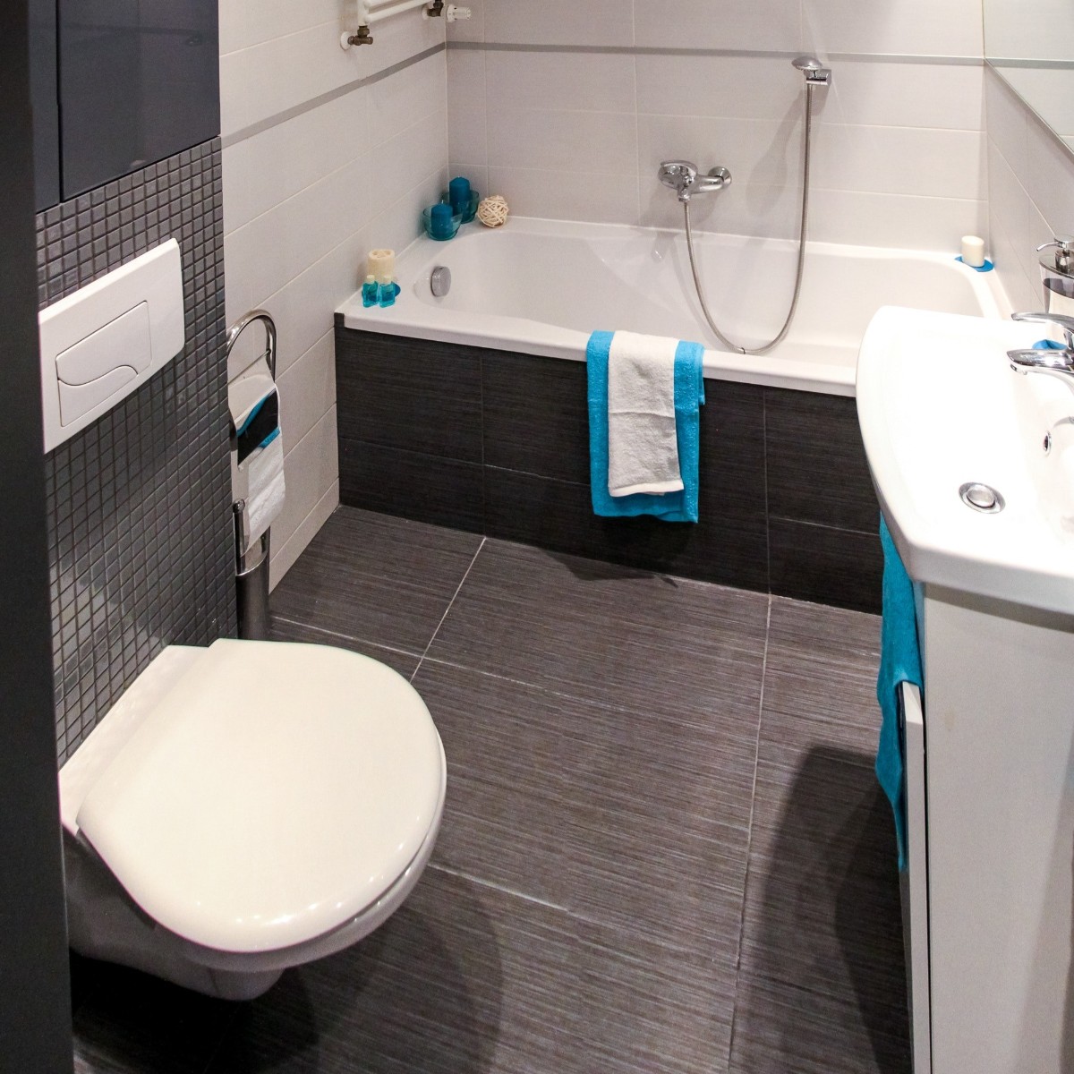 Clean bathroom with toilet, bathtub, and sink