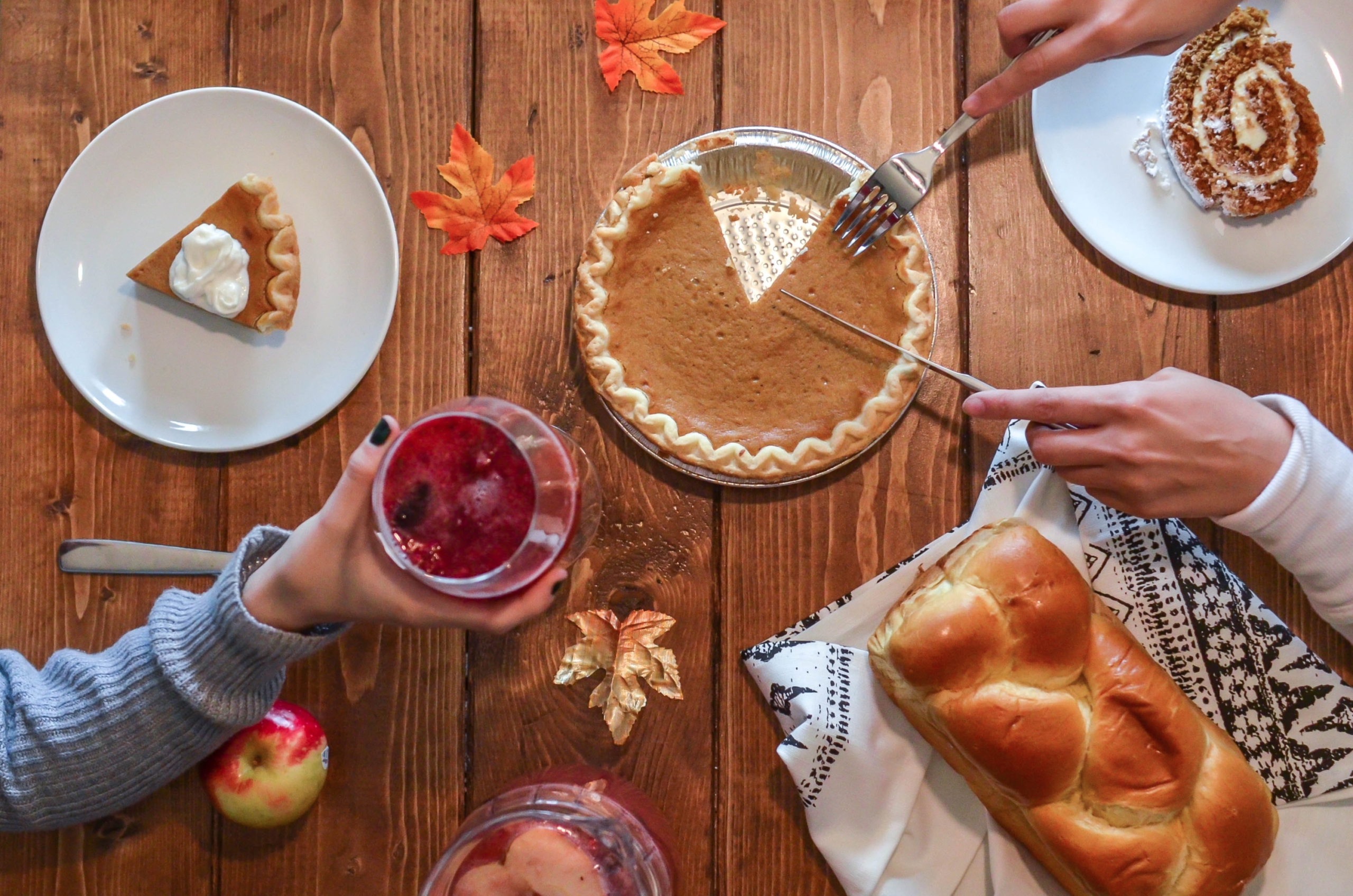 thanksgiving table with pie and fall leaves
