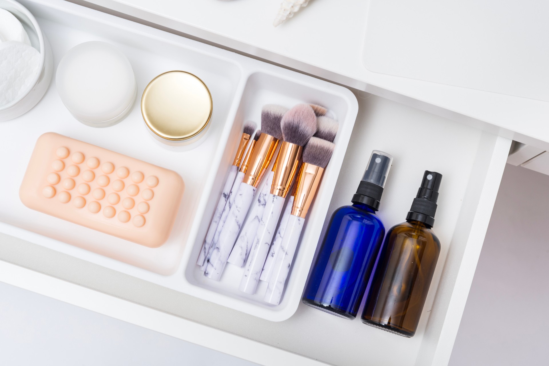 Bathroom drawer with divider