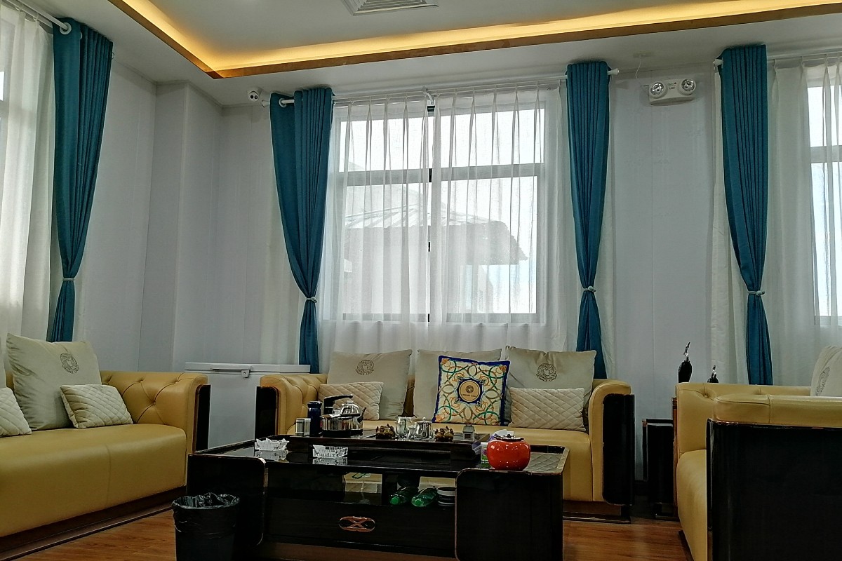 living-room-teal-drapes