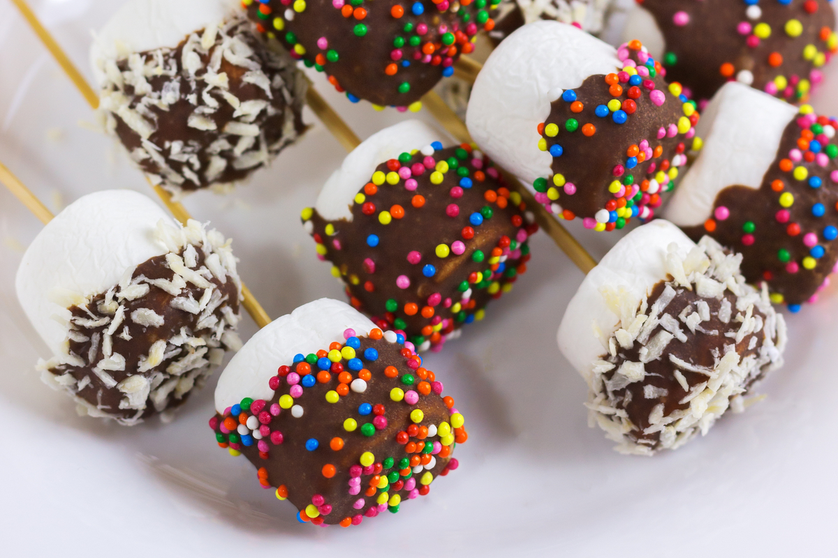 Chocolate-dipped marshmallow pops