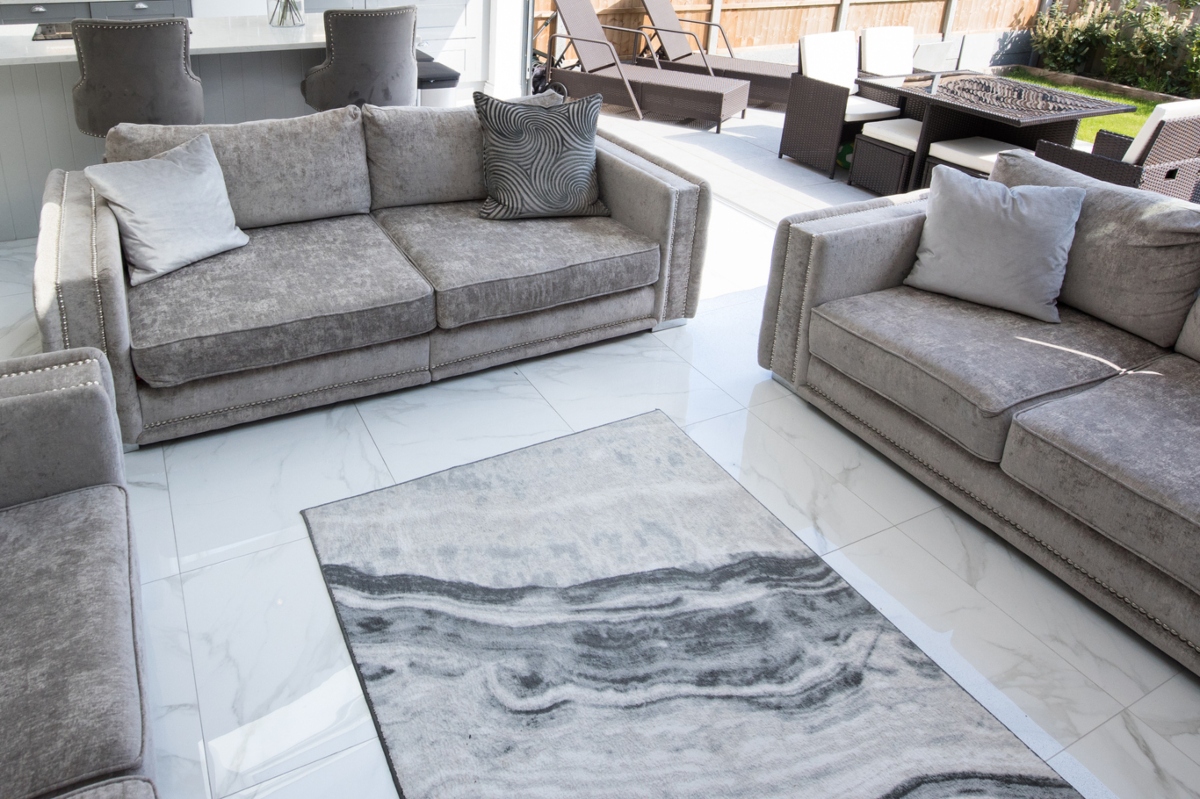 marble patterned rug in modern living room
