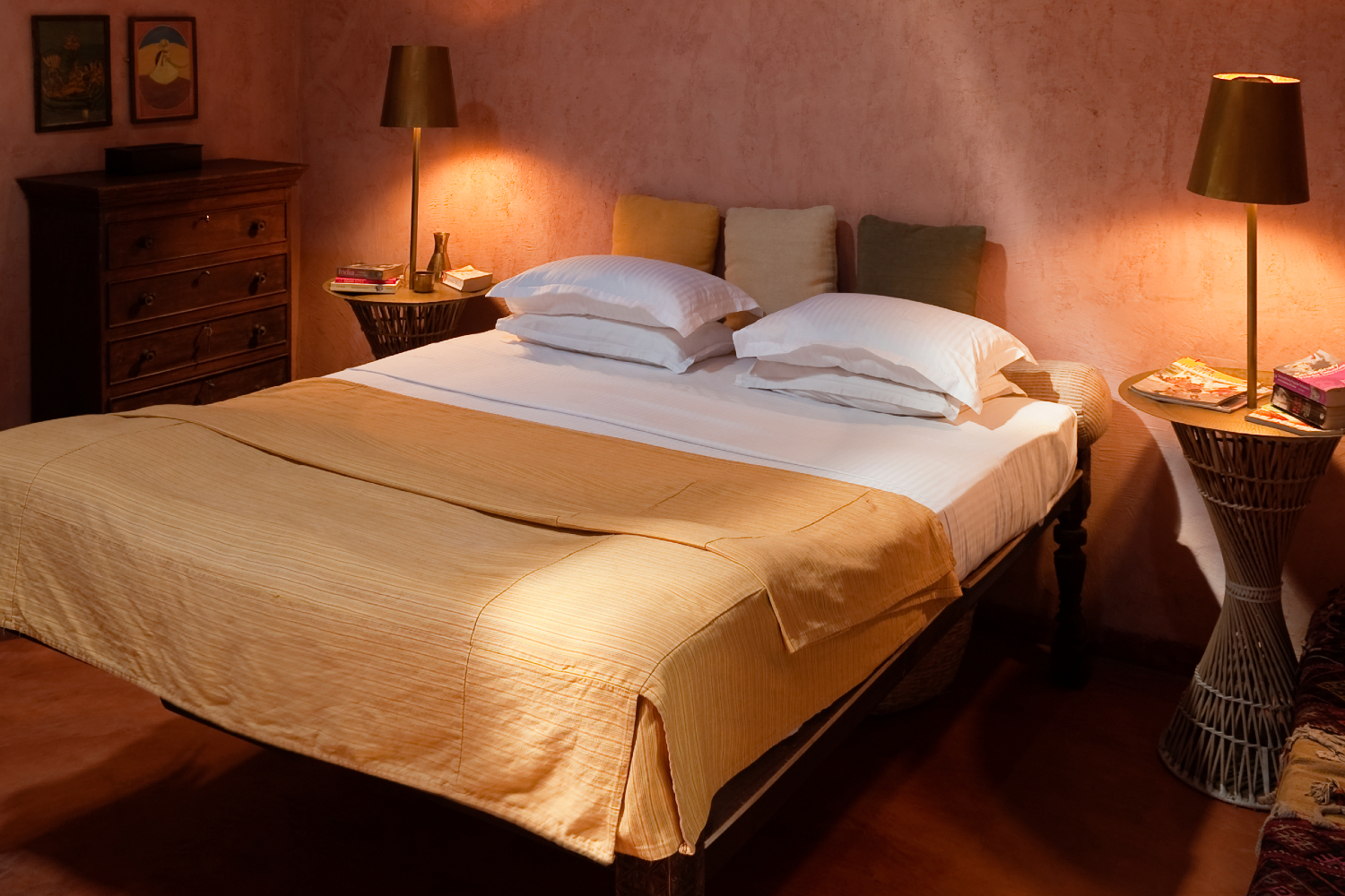 Bedroom decorated in terracotta