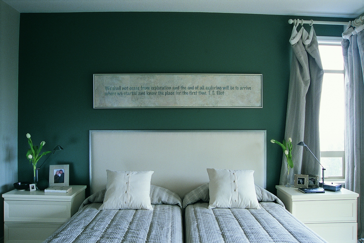 emerald green bedroom walls with win beds