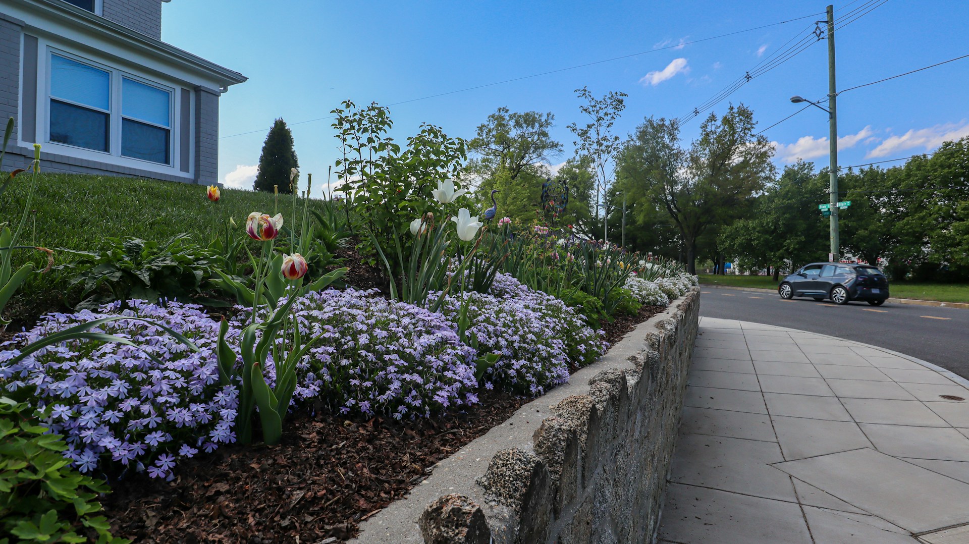 Sloped front yard with retaining wall garden