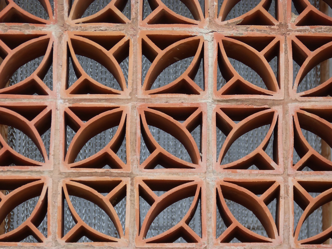 Wood lattice with geometric shapes