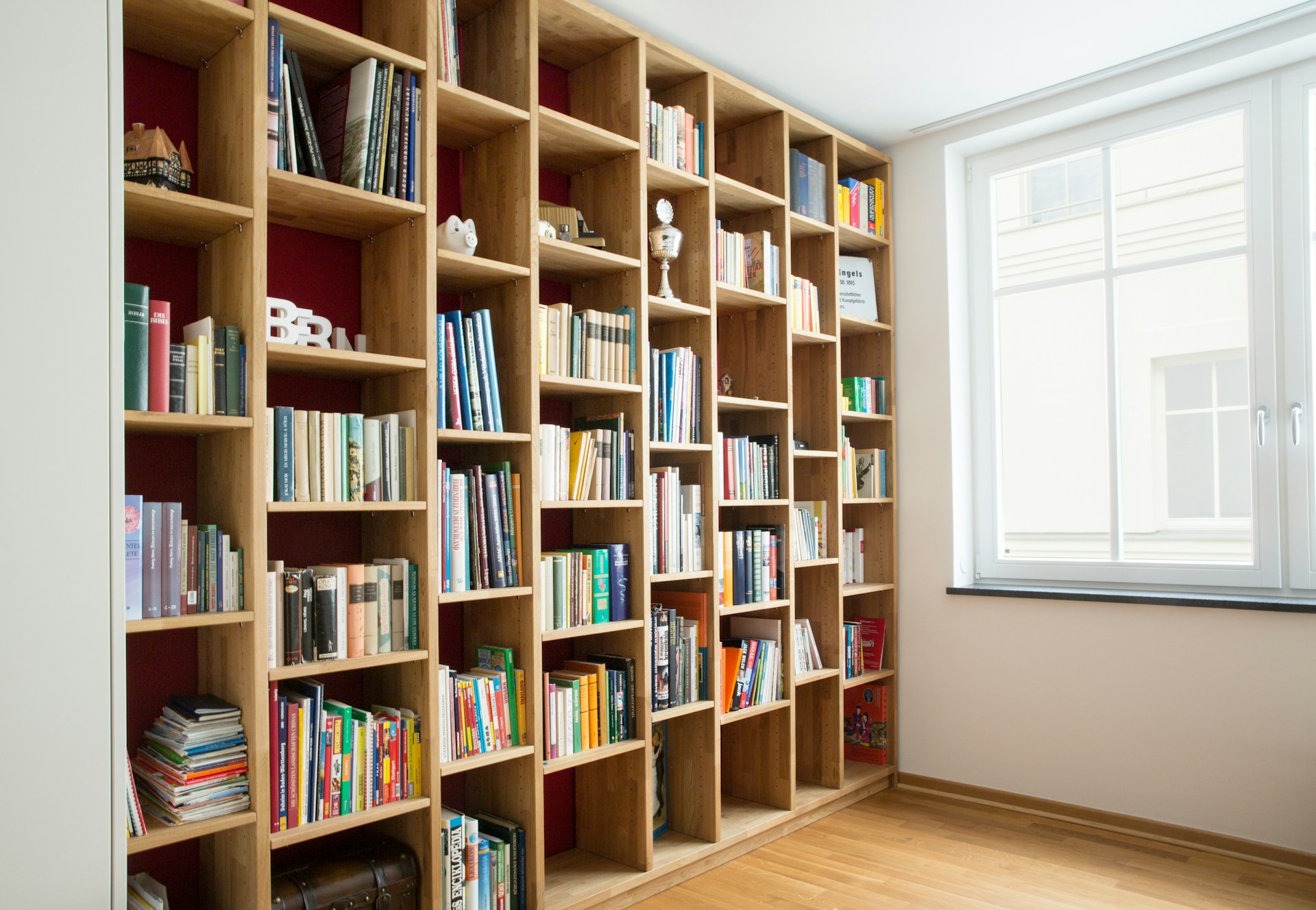 Room with whole-wall bookcase