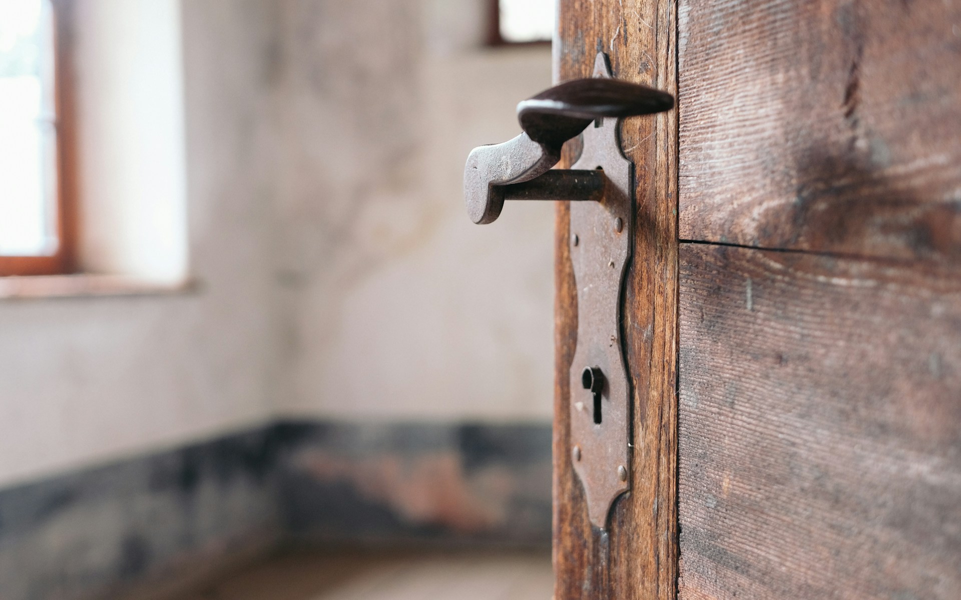 how to fix a squeaky door alexander rumpel 2qoqlxjolpa unsplash